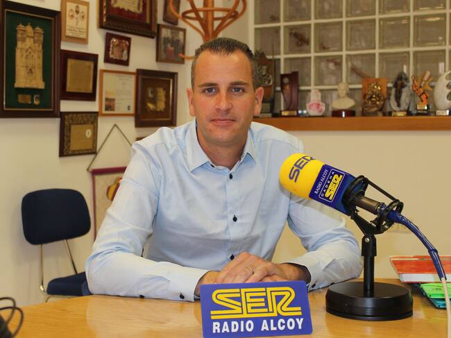 Alberto Belda, en l'estudi central de Radio Alcoy