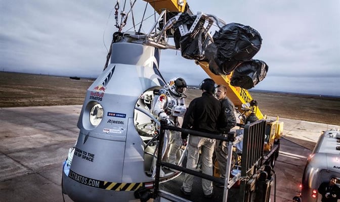 Felix Baumgartner, al lado de la cápsula con la que subirá a la estratosfera