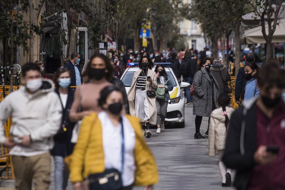 Varias personas en el centro de la ciudad, en Madrid (España), a 26 de marzo de 2021