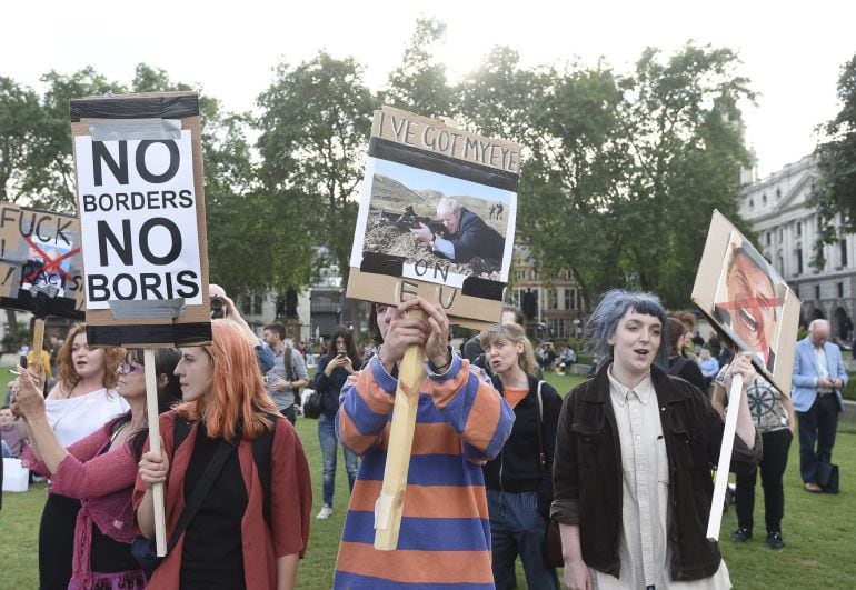 Varios manifestantes que apoyan la permanencia del Reino Unido en la Unión Europea se reúnen delante del Parlamento británico 