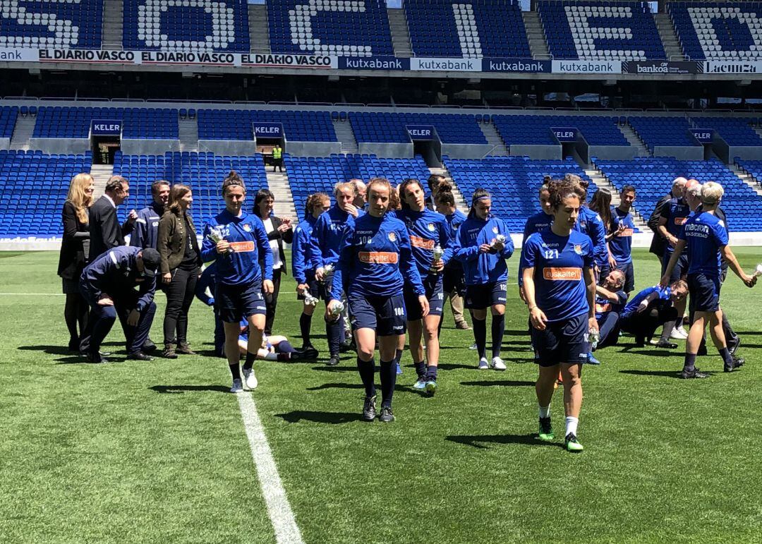 Marta Cardona mira la réplica de la Copa en Anoeta en segundo plano, detrás de Carla Bautista