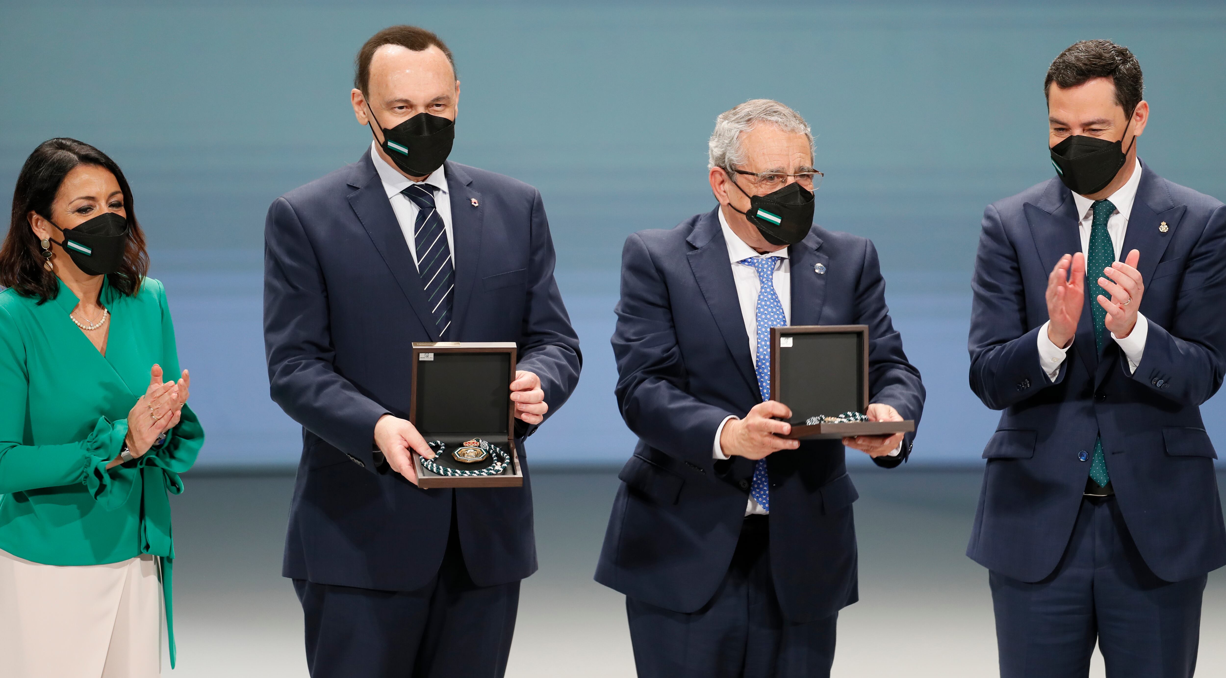 SEVILLA, 28/02/2022.- El presidente de la Junta de Andalucía, Juanma Moreno (d), y la presidenta del Parlamento andaluz, Marta Bosquet (i), entregan las medallas a la Investigación, Ciencia y Salud a los rectores de las universidades de Córdoba, José Carlos Gómez (2i), y Málaga, José Ángel Narváez (2d), durante la ceremonia de entrega de medallas del Día de Andalucía celebrado este lunes en el teatro de la maestranza de Sevilla. EFE/José Manuel Vidal