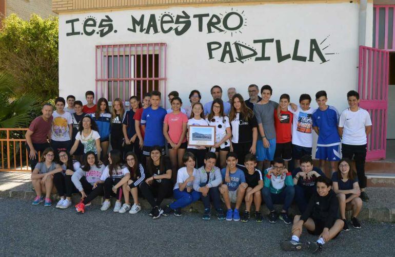 Los alumnos de la Escuela Municipal con sus diplomas.