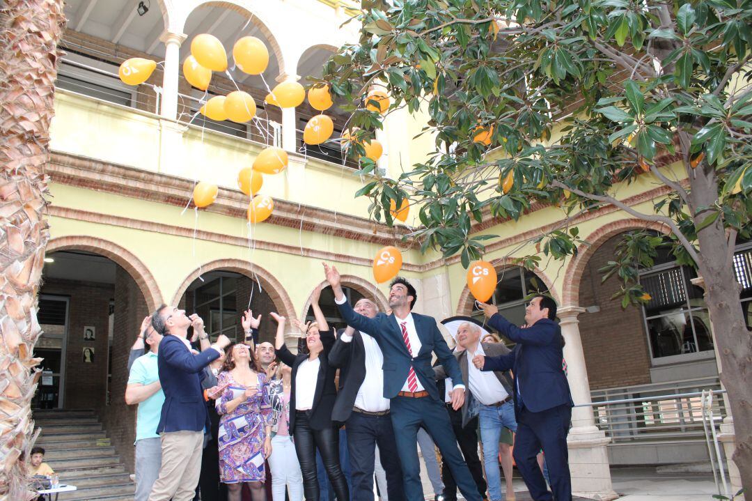 El candidato de Ciudadanos (Cs) al Ayuntamiento de Castellón, Alejandro Marín-Buck, en la Escuela de Arte Superior y Diseño