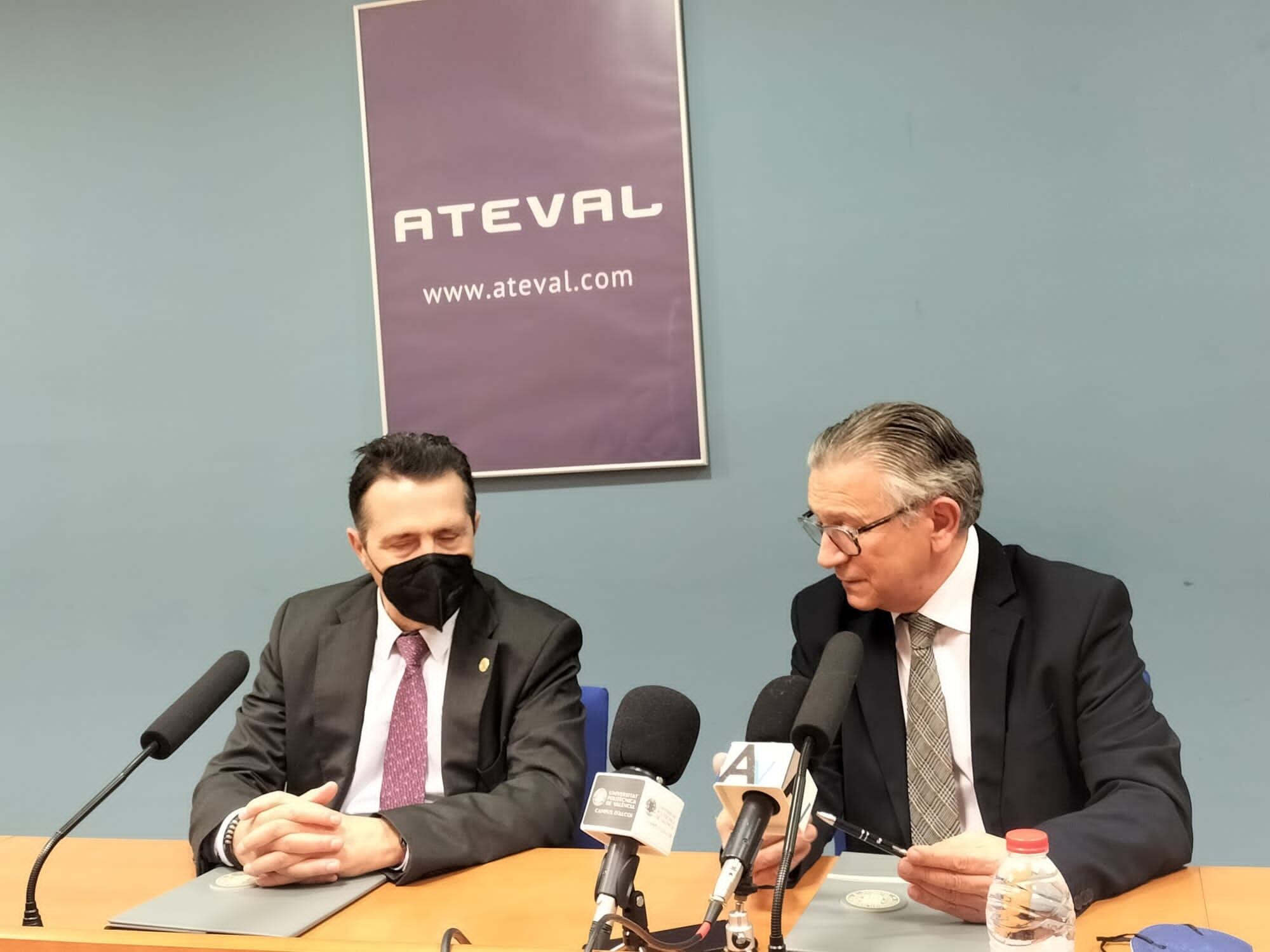 José Capilla y José Serna en ATEVAL, en la firma del convenio de colaboración