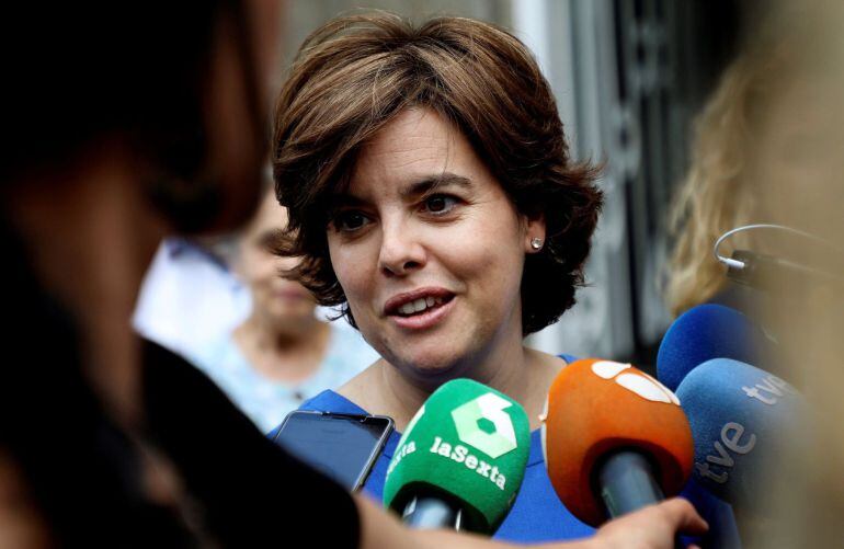 La candidata a la Presidencia del PP, Soraya Sáenz de Santamaría, atendiendo a los medios de comunicación este lunes en Santiago de Compostela