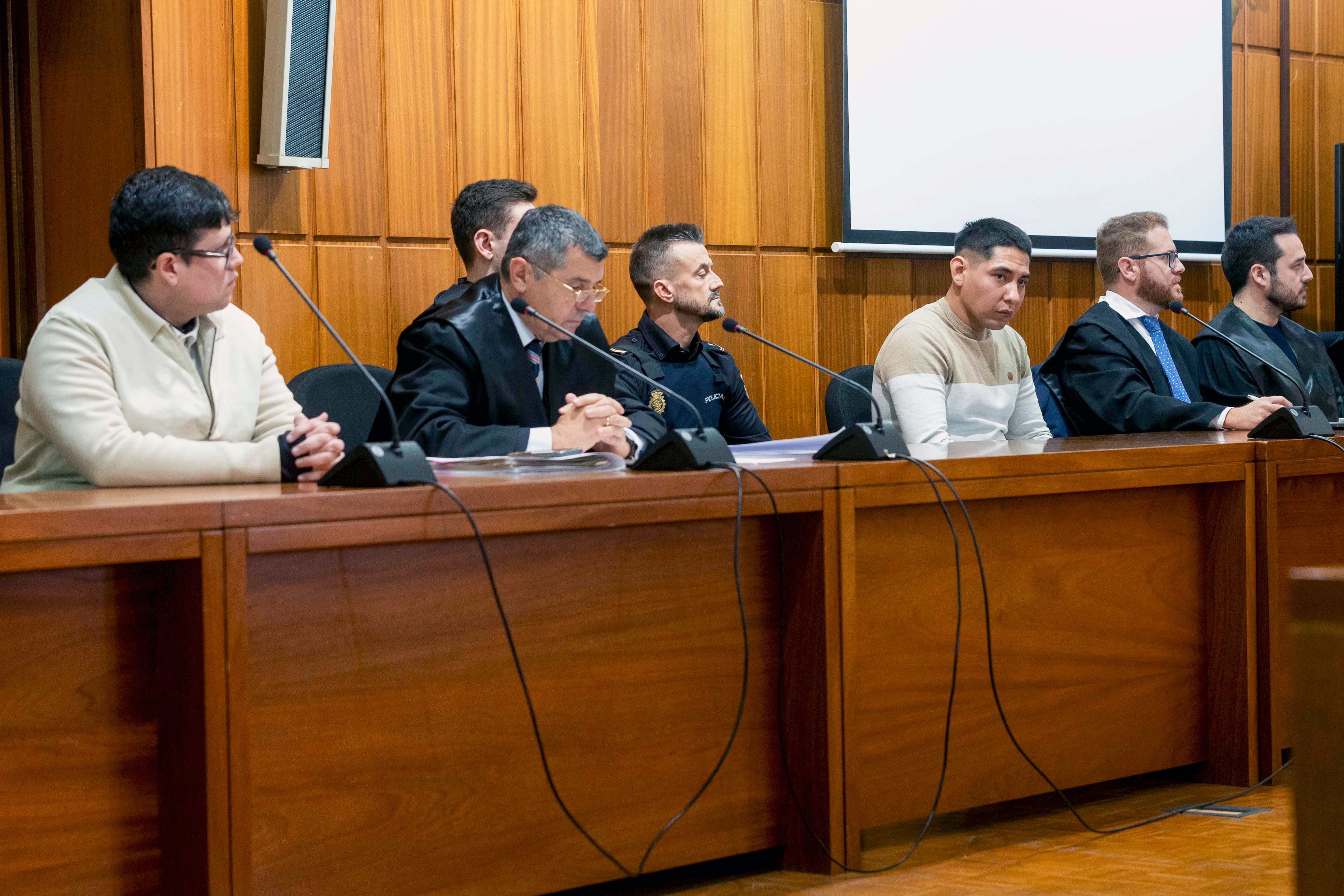 MURCIA, 05/12/2025.- El acusado de homicidio de una mujer en la pedanía de El Palmar (Murcia), Bryan R.P (3d) y el hijo de la fallecida acusado de robo Alejandro S.M (i), este viernes durante la primera sesión del juicio en la Audiencia Provincial de Murcia. EFE/Marcial Guillén