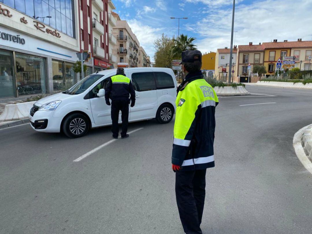 Control de la Policía Local en la avenida de Málaga