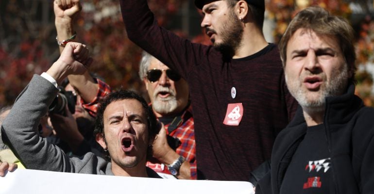 El alcalde de Cádiz, José María González, junto al actor Alberto San Juan (derecha), durante la concentración en contra de una intervención militar en Siria en Madrid