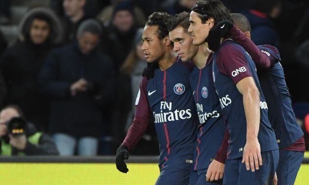 El famoso tridente del PSG -Neymar, Cavani y Mbappé- celebra un gol junto a Giovani Lo Celso.