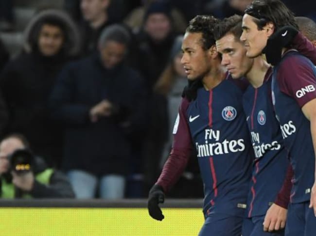 El famoso tridente del PSG -Neymar, Cavani y Mbappé- celebra un gol junto a Giovani Lo Celso.