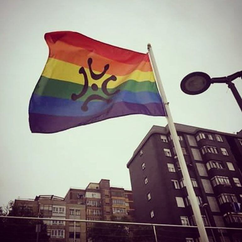 Bandera del Orgullo 2016 izada en Tetúan (Santander).