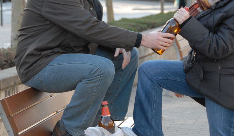 Joves fent "botellón".