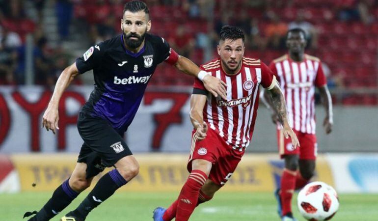 Siovas (i), que regresaba a la que fue su casa, lució el bracelete de capitán y fue homenajeado por su antigua afición. En la imagen, lucha por un balón con el ex pepinero Guerrero.