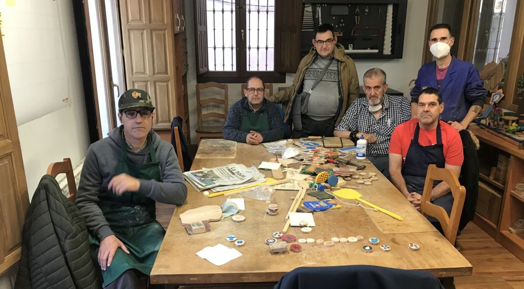 Alumnos del taller ocupacional de carpintería del centro Aframas de Cuenca junto a su profesor Toni Calvo (con mono azul).