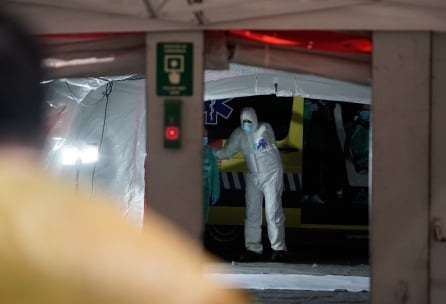 Miembros del personal sanitario destinado a Ifema recibe a los primeros pacientes que serán tratados en el hospital de campaña para el que se ha habilitado el recinto.