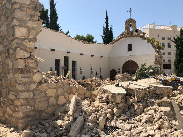 Derrumbe del techo y de las paredes de la iglesia de la Coveta Fumà