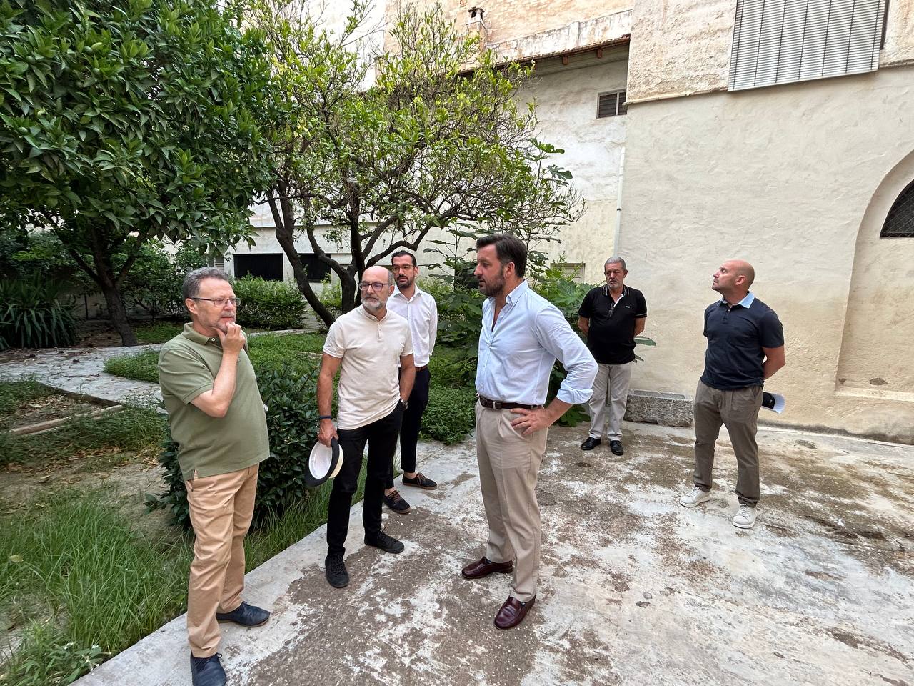 Pablo Ruz, el alcalde de Elche,  en el patio interior del convento Clarisas