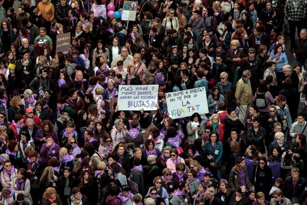 Miles de personas han participado en la manifestación del Día de la Mujer en la ciudad de València