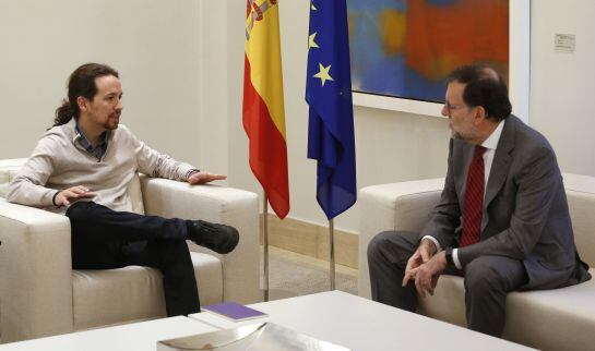 Spain&#039;s acting Prime Minister Mariano Rajoy (R) and Podemos (We Can) party leader Pablo Iglesias talk during their meeting at Moncloa Palace in Madrid, Spain, December 28, 2015. REUTERS/Juan Medina