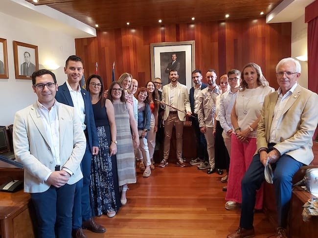 Fotografía de familia final de los concejales de la nueva corporación municipal contestana