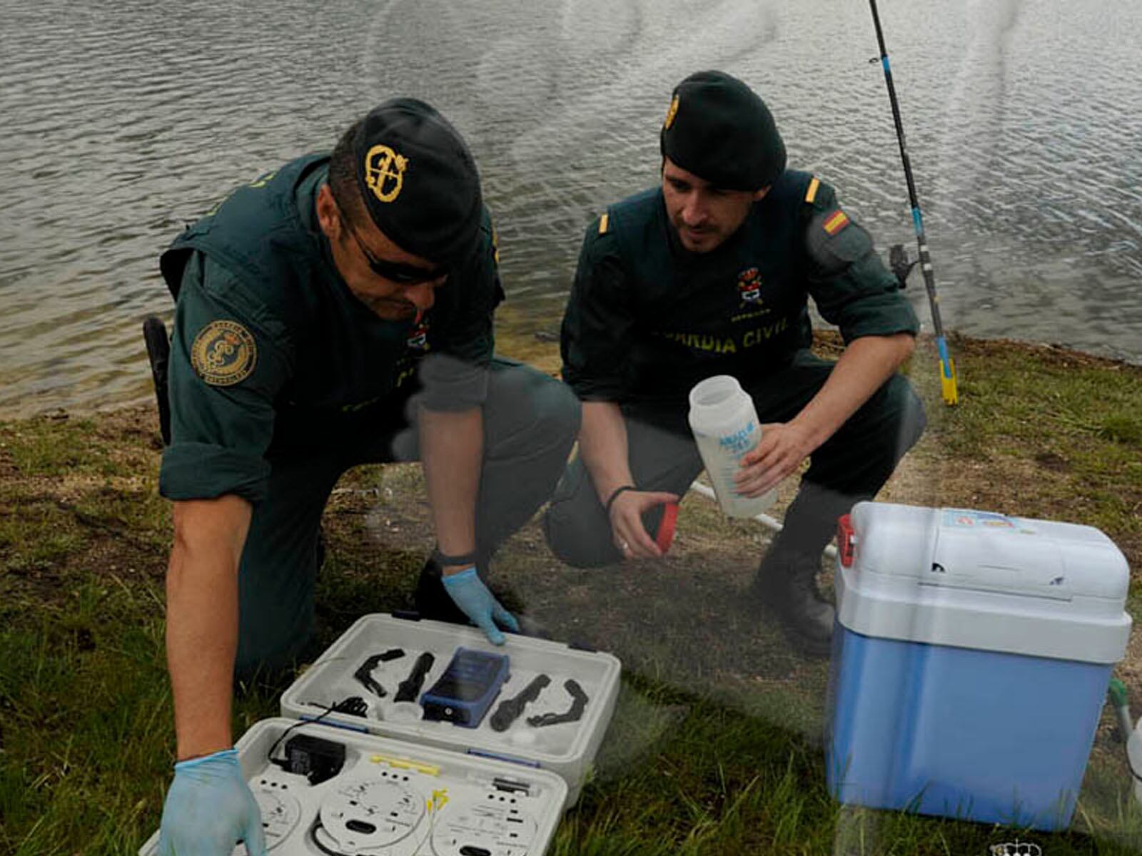 Dos agentes del SEPRONA durante una investigación