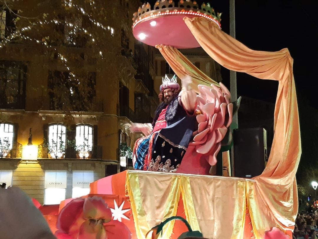 El rey Gaspar en un momento de la Cabalgata de Reyes Magos 2020 de Palma