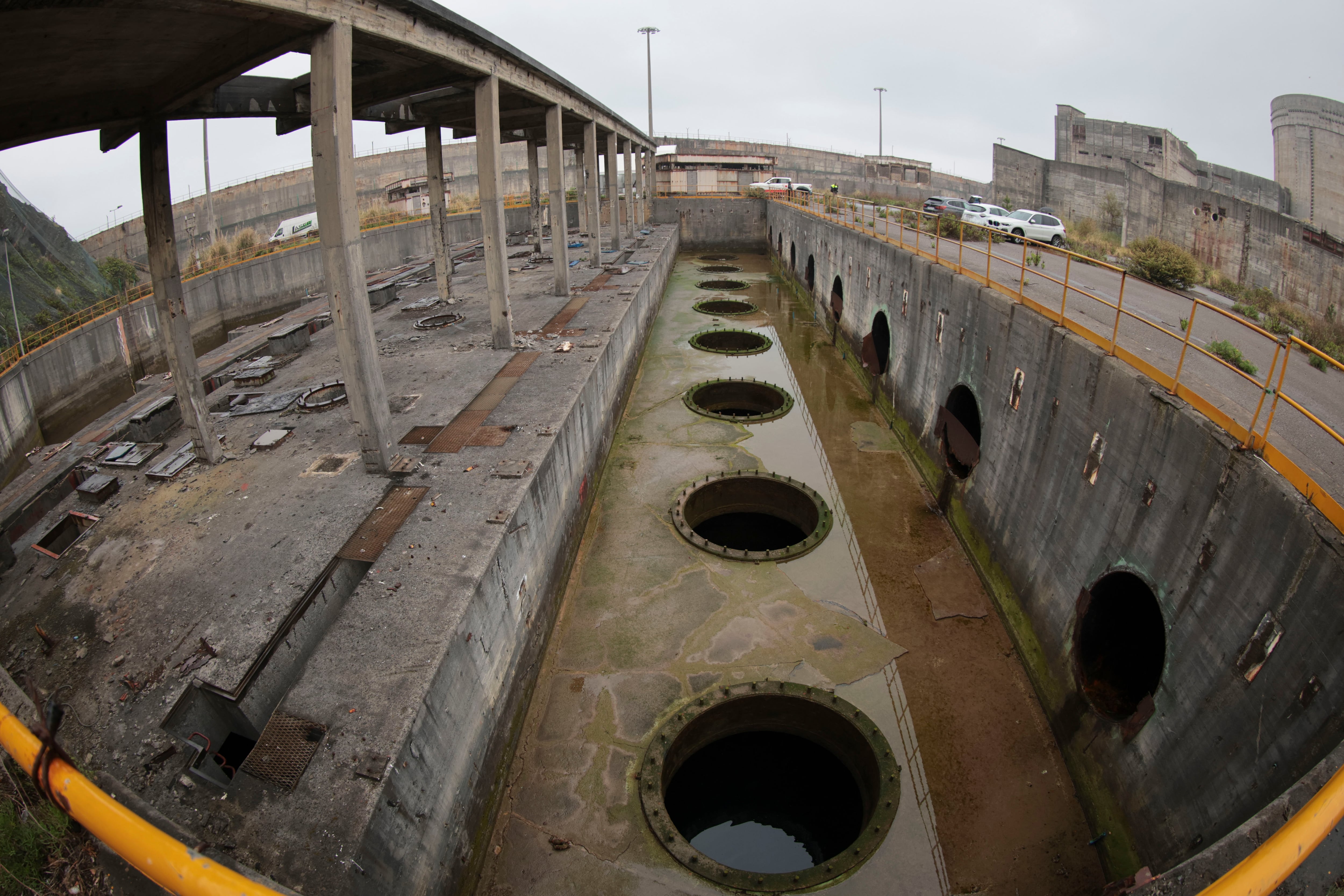 BILBAO, 27/04/2026.- Vista de la antigua central nuclear de Lemoiz, cuyos terrenos acogerán un proyecto acuícola para la cría de lenguados, con una inversión público-privada de 170 millones de euros en los próximos diez años, que creará 200 empleos directos y 3.000 toneladas anuales de producción convirtiéndose en una economía azul. EFE/Luis Tejido