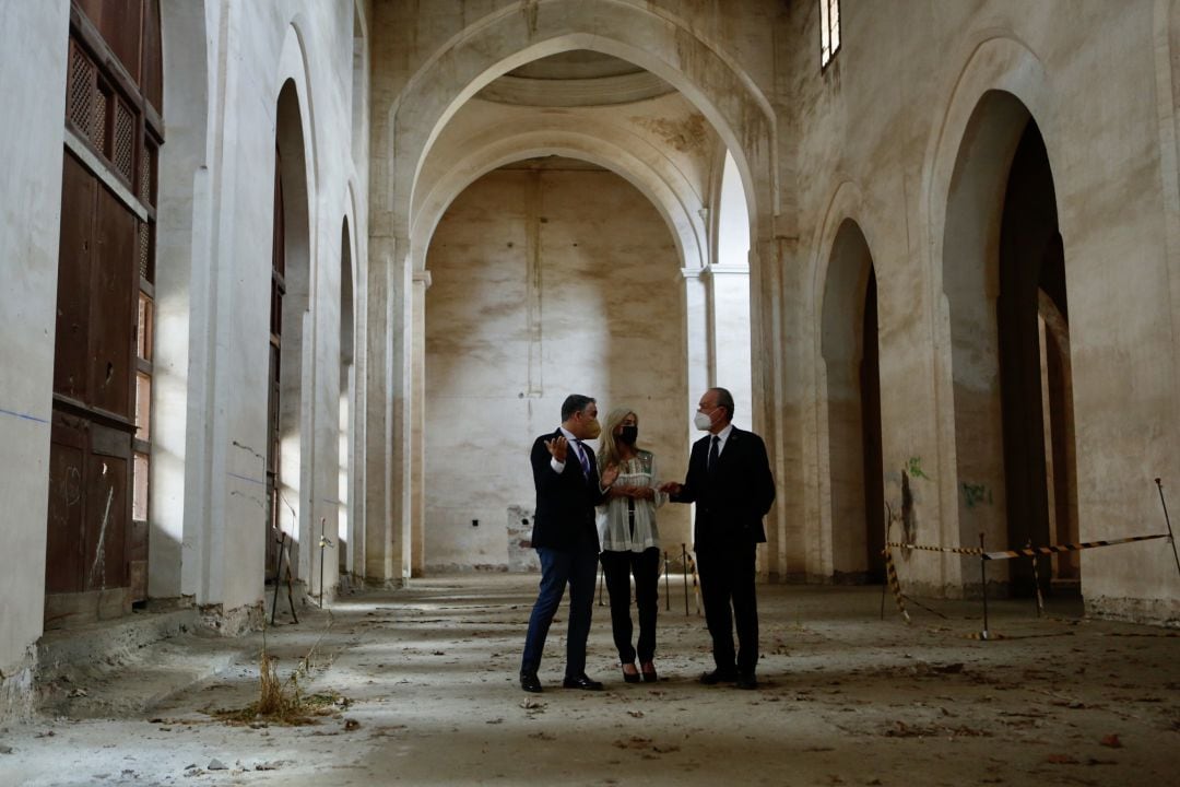 Los dos consejeros de la Junta junto al alcalde de Málaga en el interior de la nave central del Convento