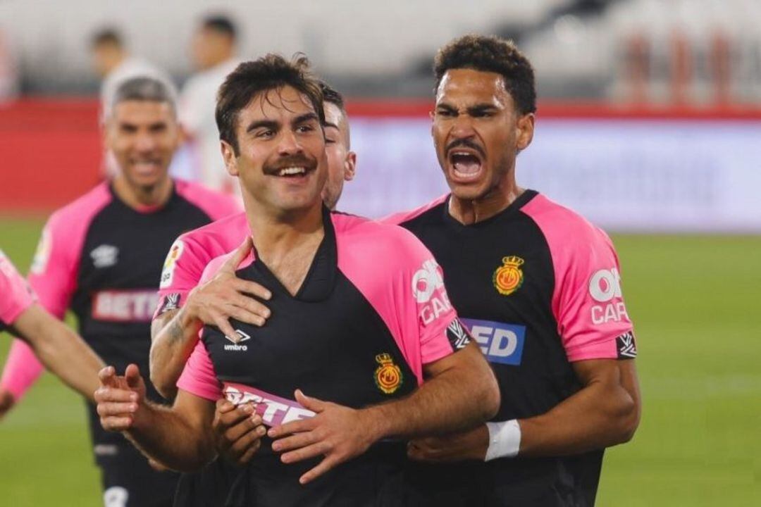 Abdón Prats celebra un gol.