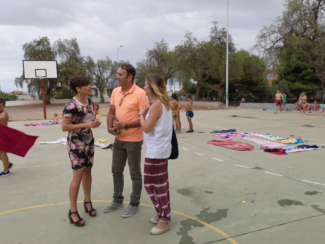 La concejala de Educación, Carmen García, en su visita a la fiesta acuática del CEIP Sant Vicent