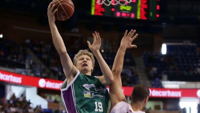 El alero del Unicaja Mindaugas Kuzminskas en el partido contra el UCAM Murcia