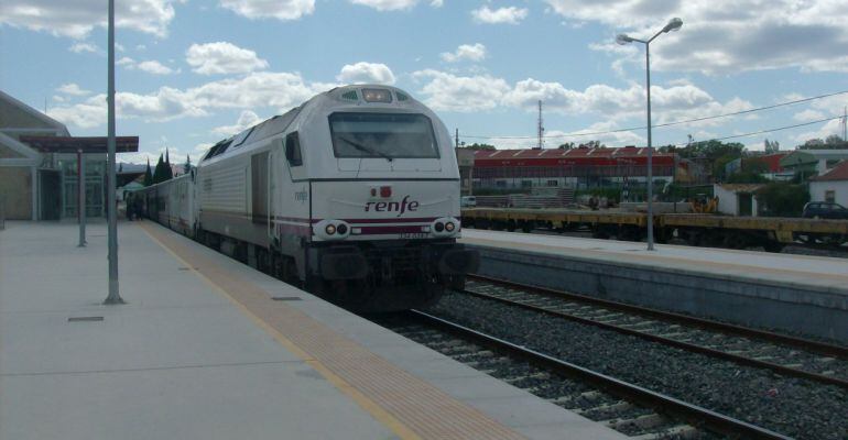 Un tren entra en una estación de ferrocarril.