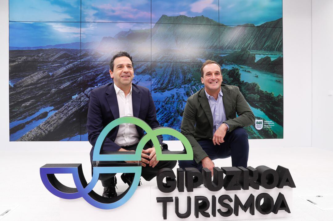 El diputado de Turismo, Imanol Lasa, acompañado por el director foral de Turismo, Iker Goiria, presenta la nueva marca turística de Gipuzkoa.