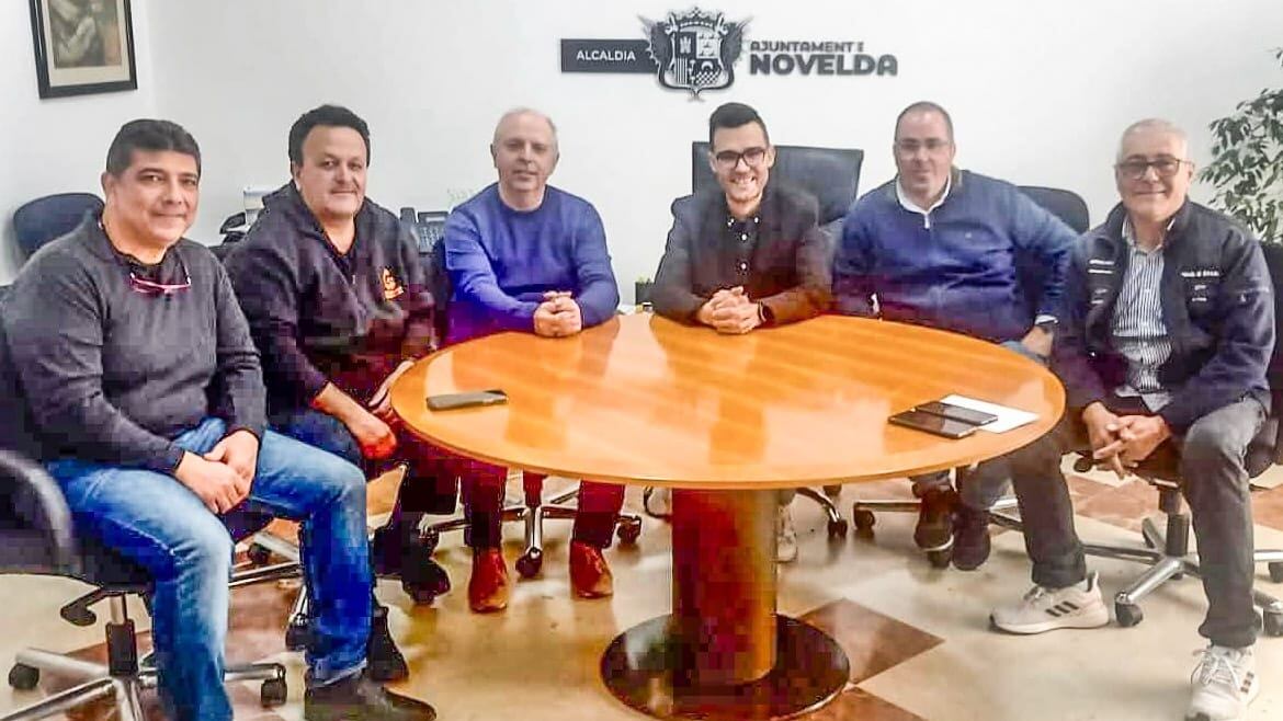 Directivos del Novelda con las autoridades locales