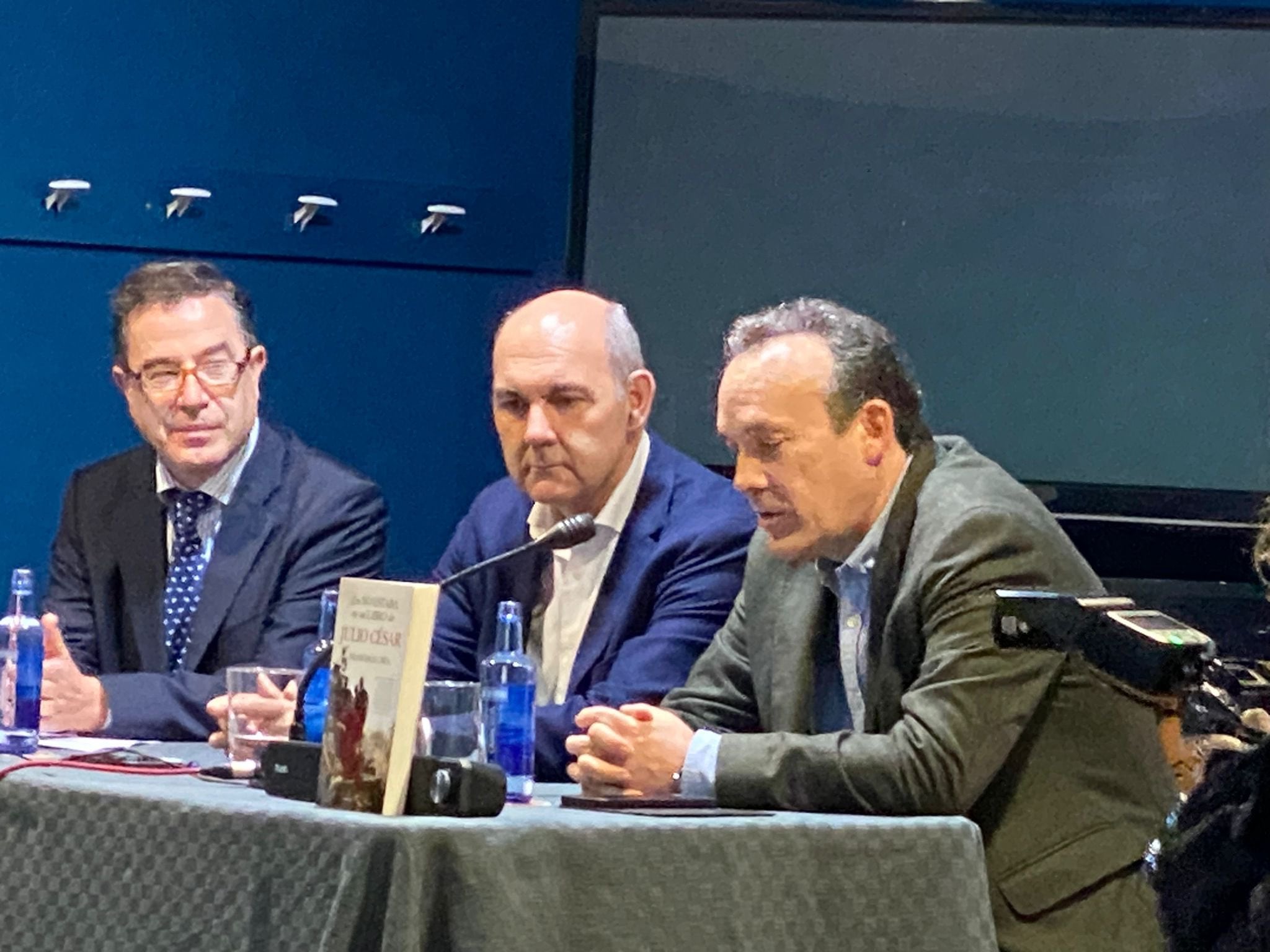 Francisco Urías (en el centro)  durante su presentación de su libro en A Coruña