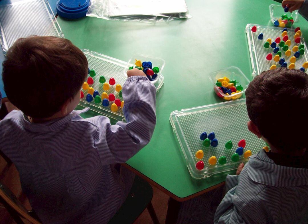 Niños jugando en una guardería