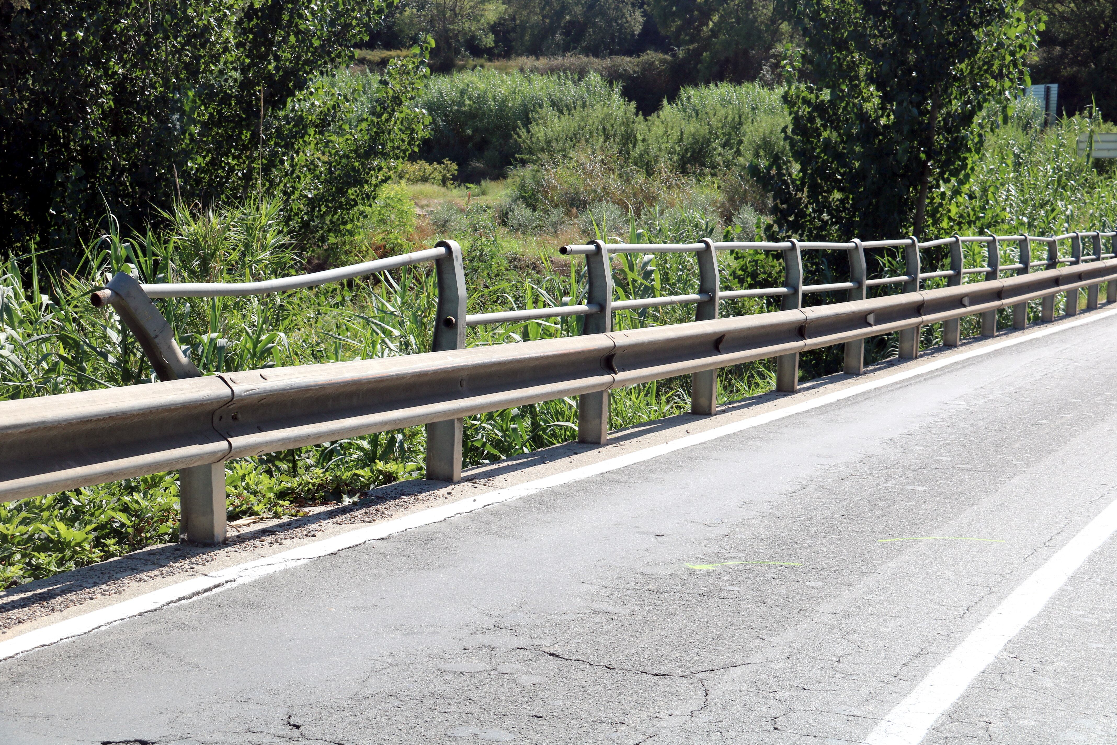Barana malmesa del pont on hi ha hagut l'accident mortal d'un ciclista de Lleida de 63 anys a Sudanell aquest migdia. Foto: ACN.
