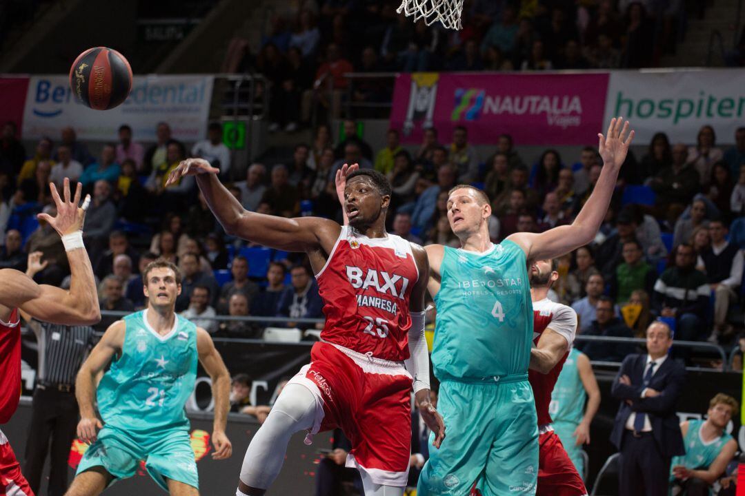 Lananne trata de jugar el balón ante la oposición de Iverson