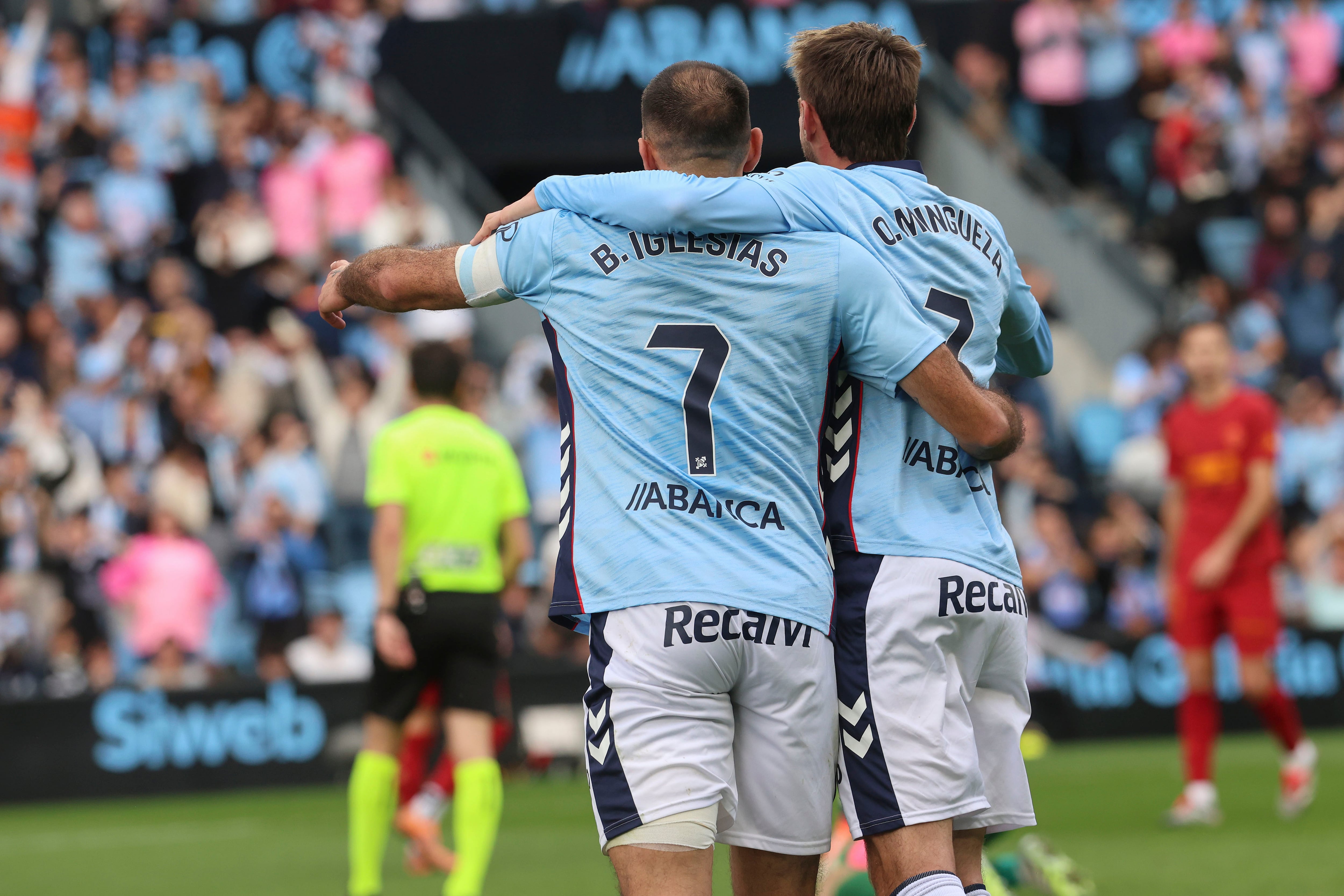 VIGO, 03/01/2026.- El delantero del Celta de Vigo Borja Iglesias (i) celebra el segundo gol de su equipo durante el partido de LaLiga ante el Valencia que se ha disputado este sábado en el estadio de Balaidos en Vigo. EFE / Salvador Sas