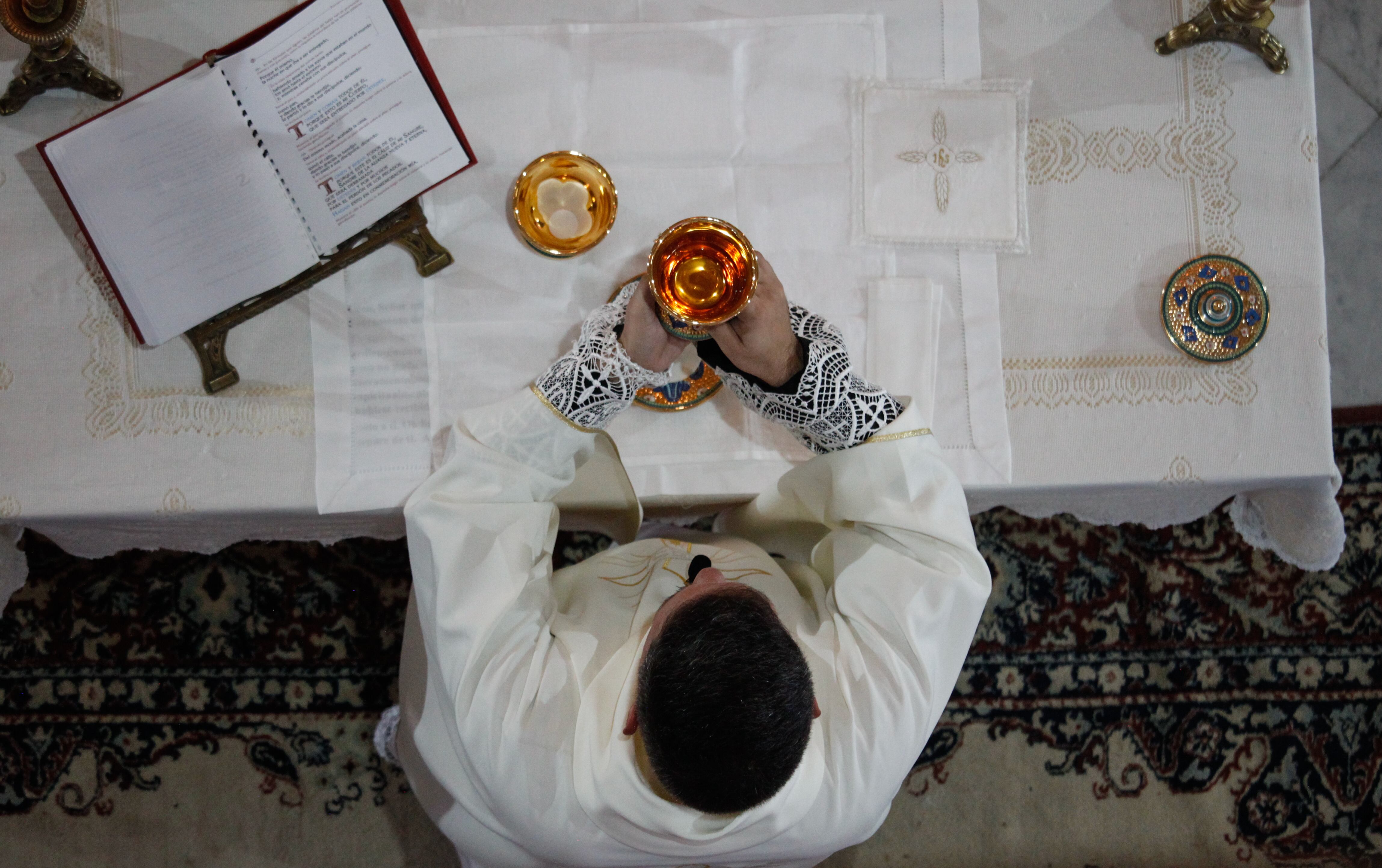 Un sacerdote se prepara para ofrecer la misa.