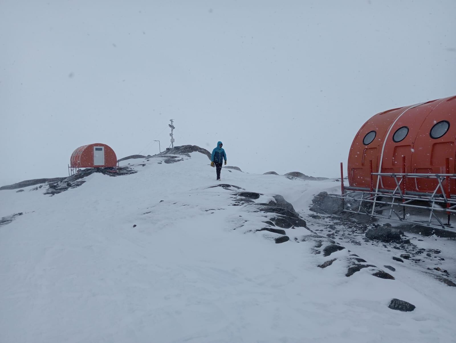 Sus 15 miembros llegaron en helicóptero al refugio de la Dirección General de Aguas, en pleno glaciar O’Higgins