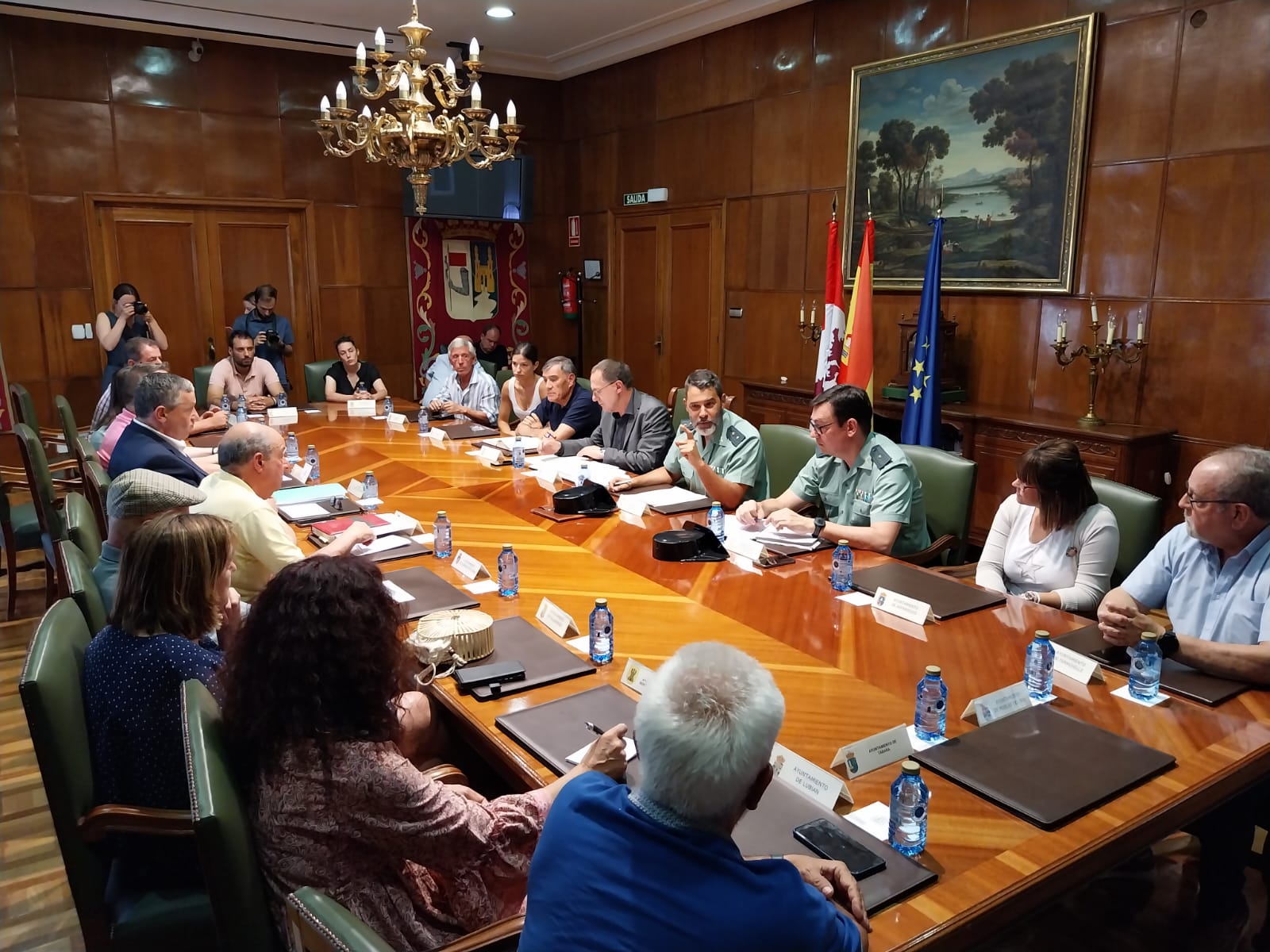 Momento de la reunión de los alcaldes, presidente de la Diputación y el subdelegado del Gobierno