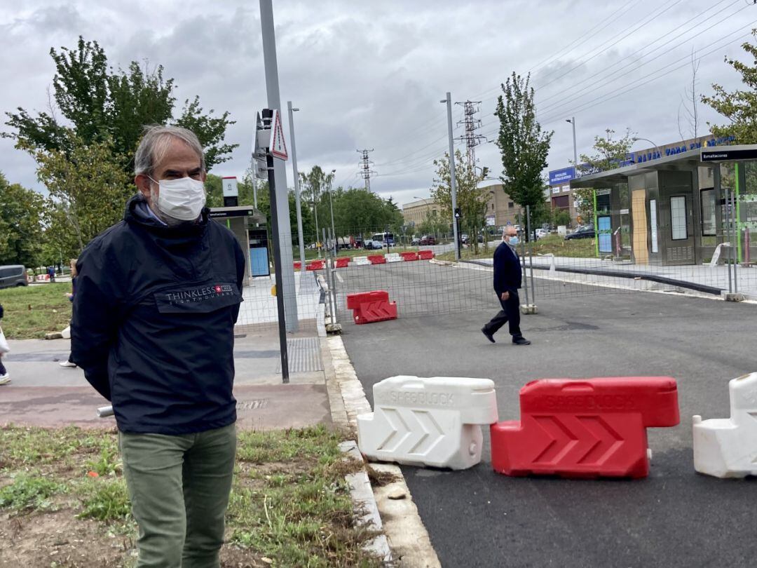 El concejal de Movilidad y Espacio Público, Raimundo Ruiz de Escudero, frente a la marquesinas del Autobús Eléctrico Inteligente (BEI) en la rotonda de Esmaltaciones