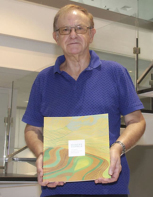 Wences Rambla con el catálogo de la exposición 'Wences Rambla. 50 años de abstracción pictórica'