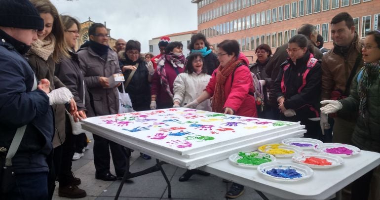 Manos de colores en el Día del Síndrome de Down