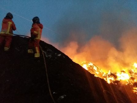 Bomberos extinguiendo el incendio