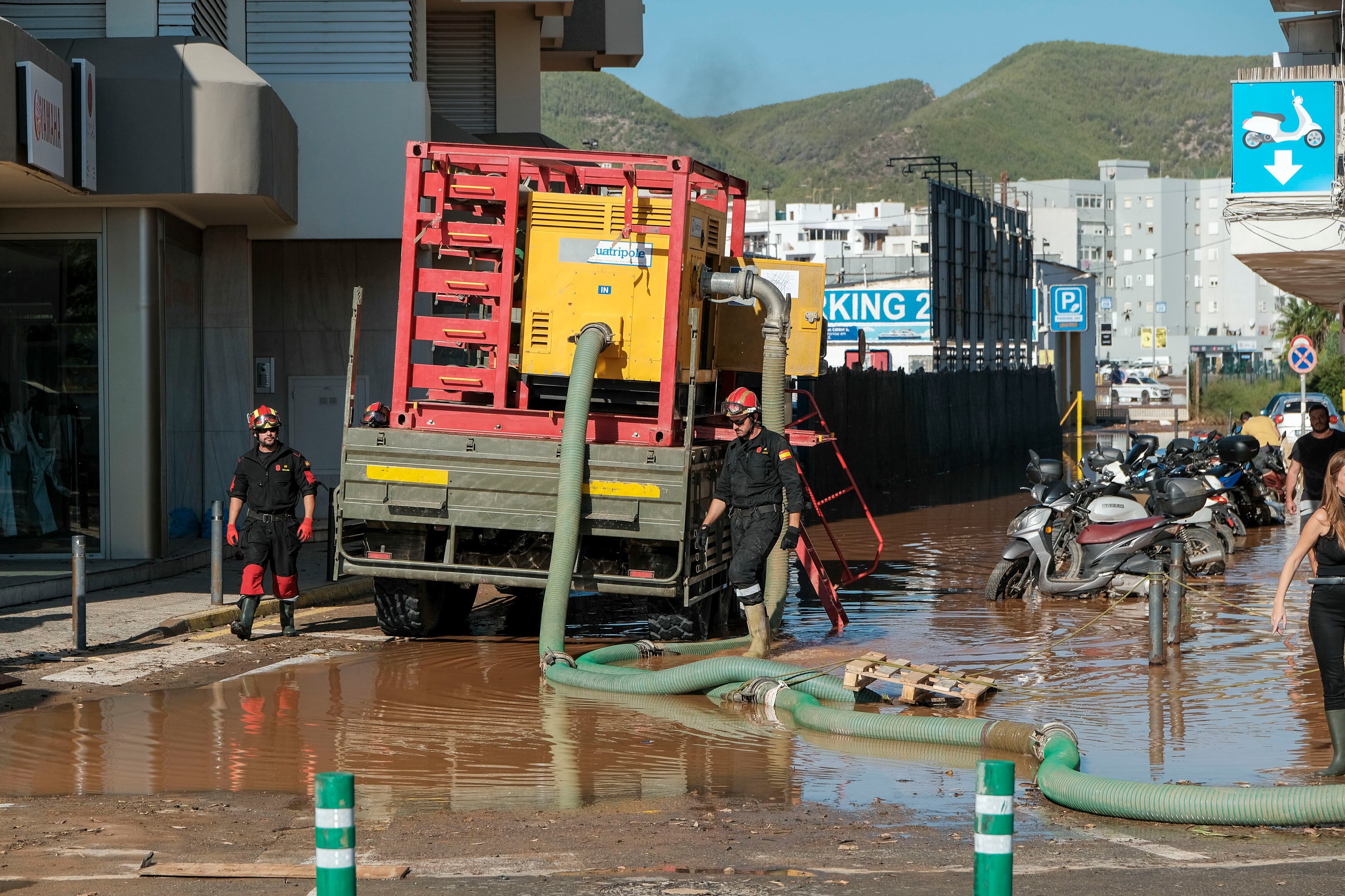 La Policía rescató a más de 30 personas en Ibiza durante el episodio de fuertes lluvias. EFE/ Sergio G. Canizares