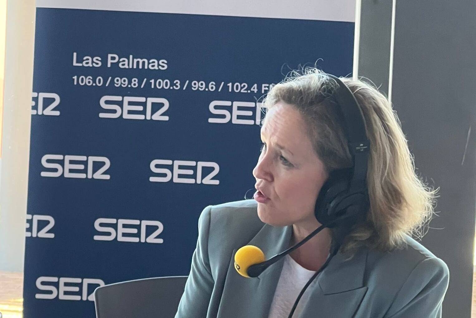 Nadia Calviño, ministra de Economía del Gobierno de España, durante una entrevista en Hoy por Hoy Canarias desde el Centro Internacional de Congreso de Expomeloneras donde se celebra desde el 13 de diciembre y hasta el día 15 la Conferencia ministerial de la OCDE sobre Economía Digital, la primera edición que se celebra en Europa