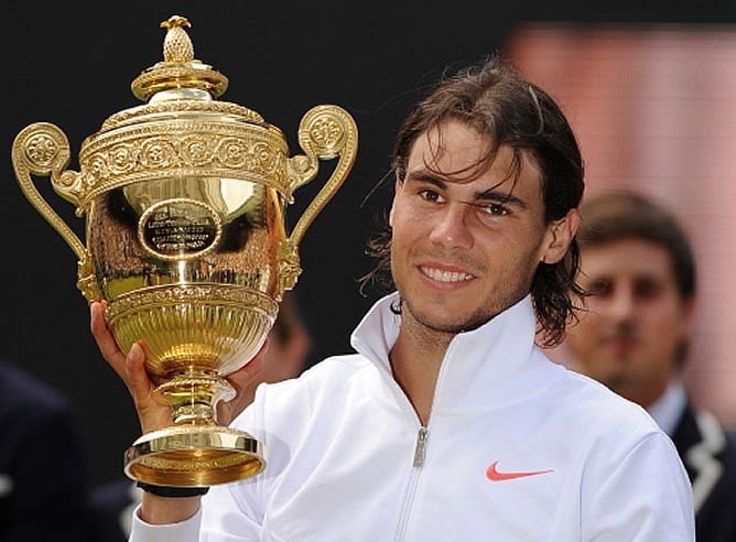 Rafa Nadal sonríe junto a su segunda copa de Wimbledon